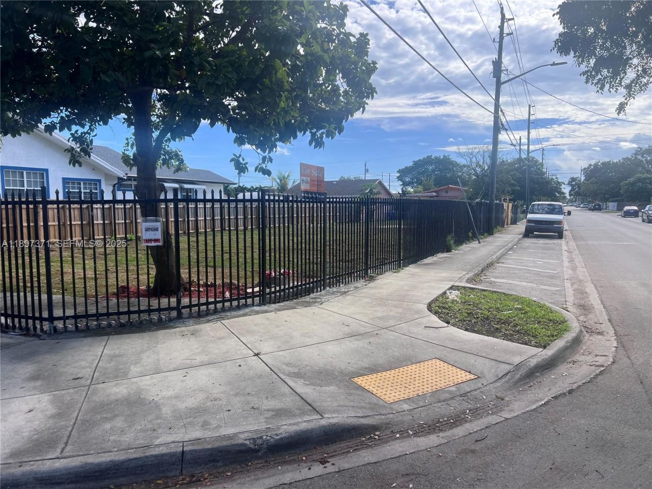 2052 NW 27th St, Miami, FL 33142 Photo