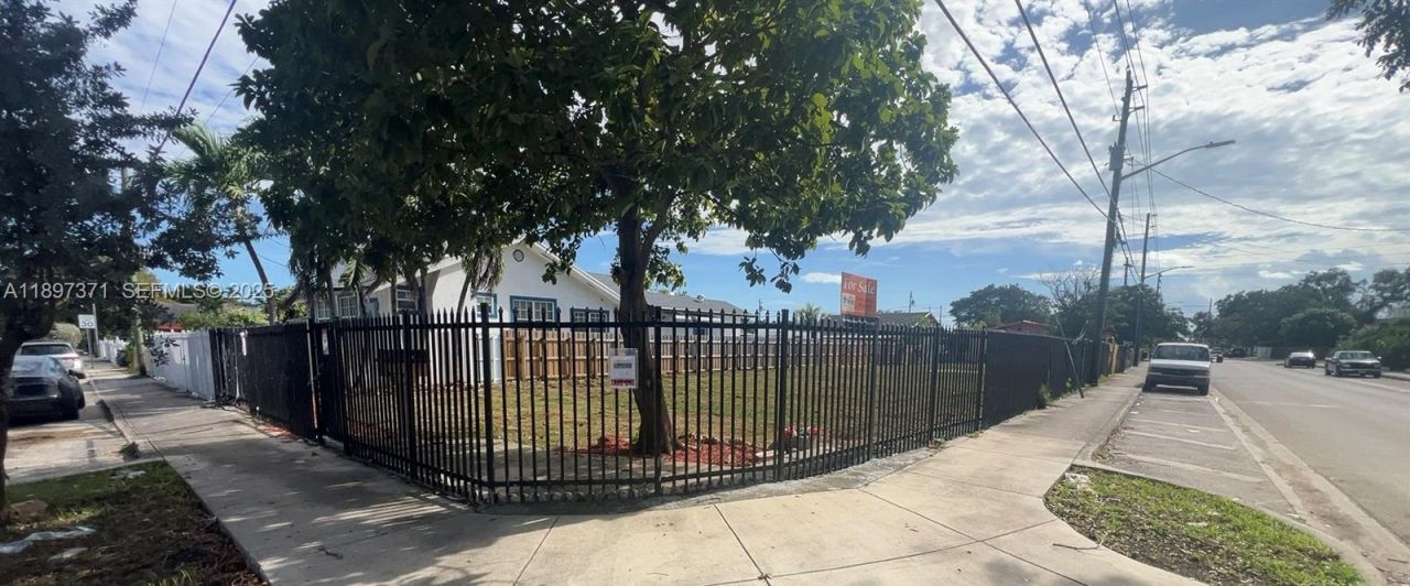 2052 NW 27th St, Miami, FL 33142 Photo