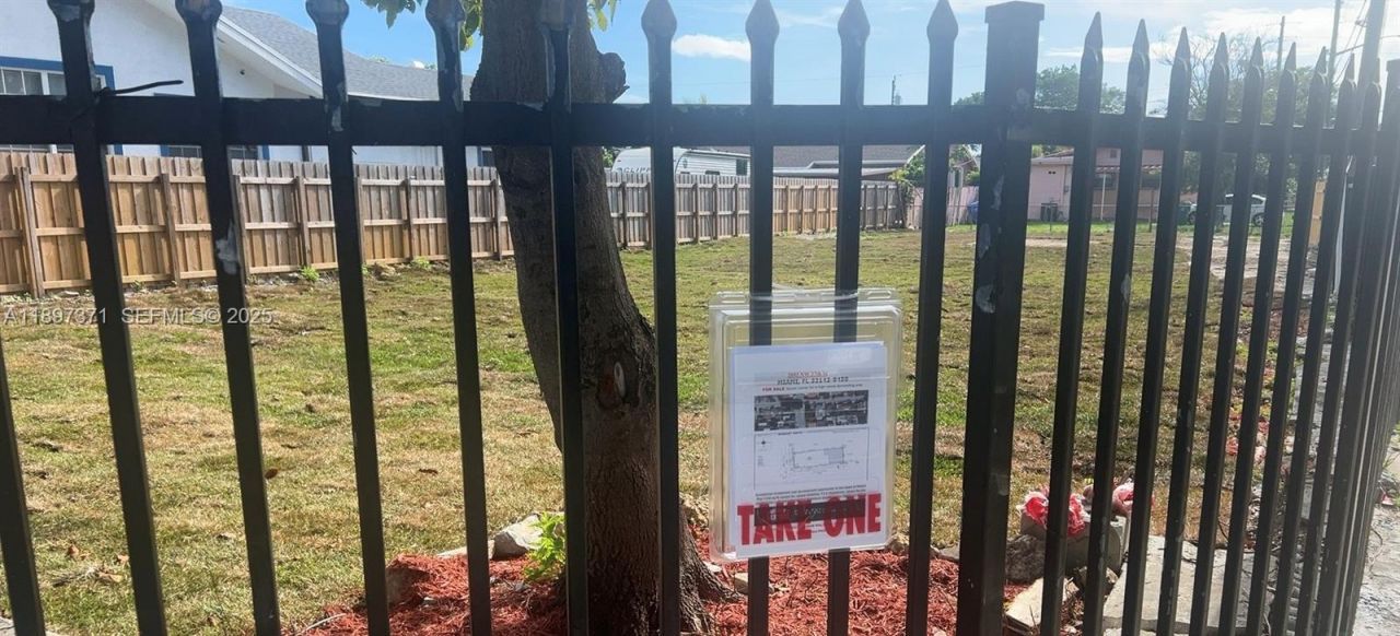 2052 NW 27th St, Miami, FL 33142 Photo