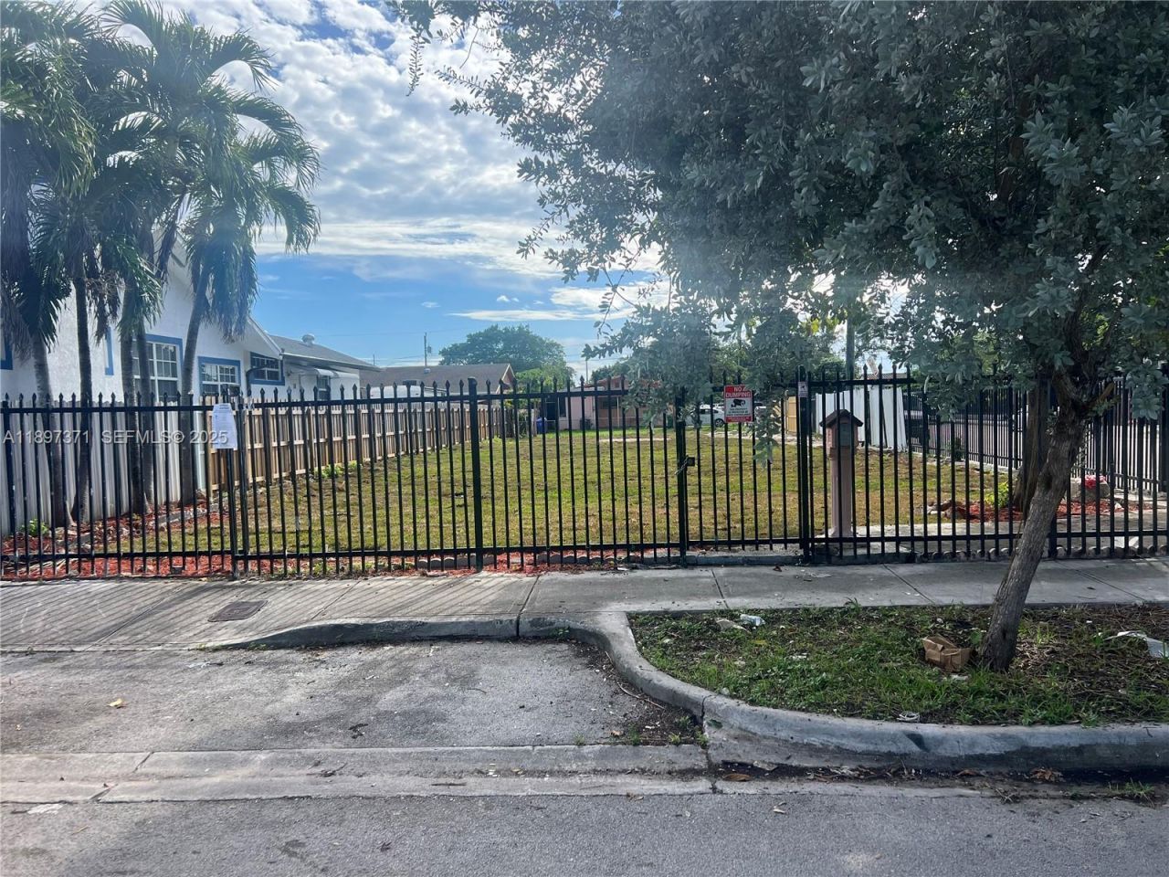 2052 NW 27th St, Miami, FL 33142 Photo