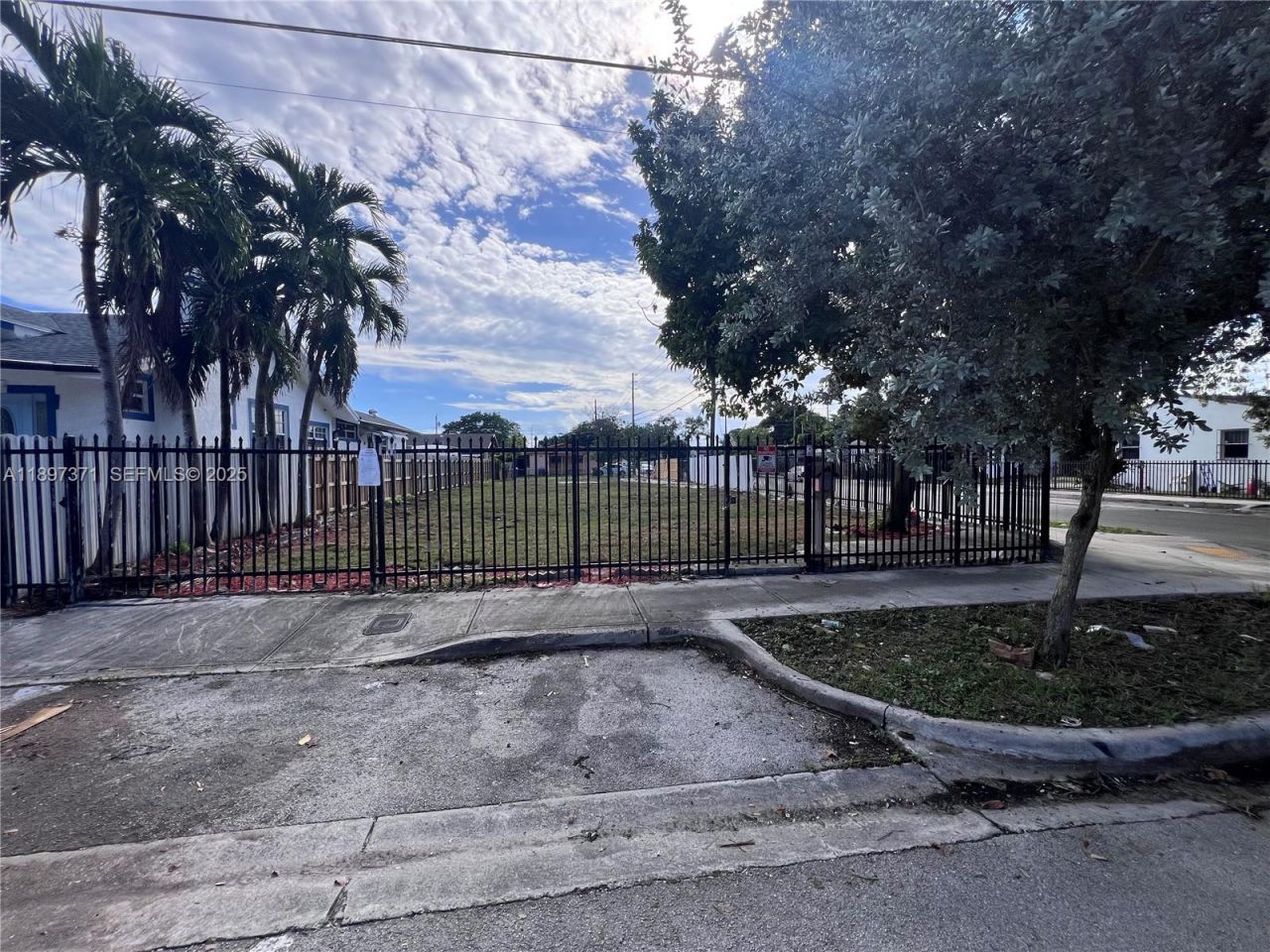 2052 NW 27th St, Miami, FL 33142 Photo