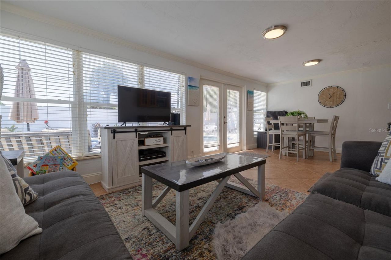 813 E 6th Avenue, New Smyrna Beach, FL 32169 Photo