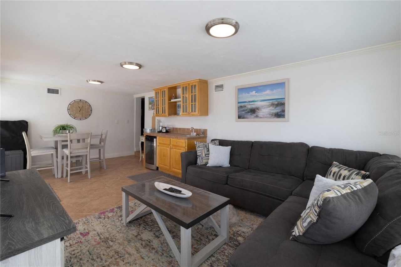 813 E 6th Avenue, New Smyrna Beach, FL 32169 Photo