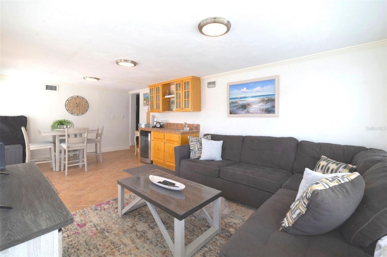 813 E 6th Avenue, New Smyrna Beach, FL 32169 Photo