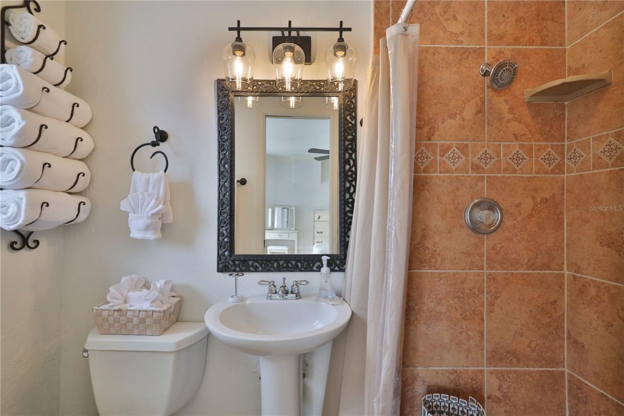 813 E 6th Avenue, New Smyrna Beach, FL 32169 Photo