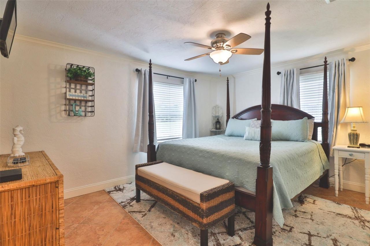 813 E 6th Avenue, New Smyrna Beach, FL 32169 Photo