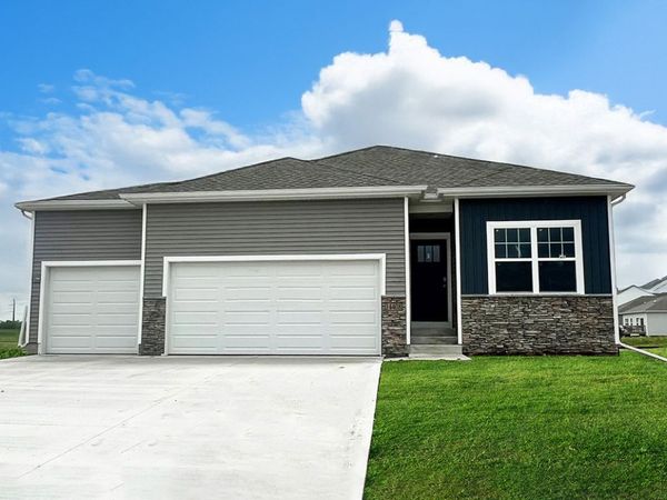 2830 Prairie Wind Court, Hiawatha, IA 52233