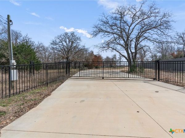 974 County Road 319 , Rockdale, TX 76567