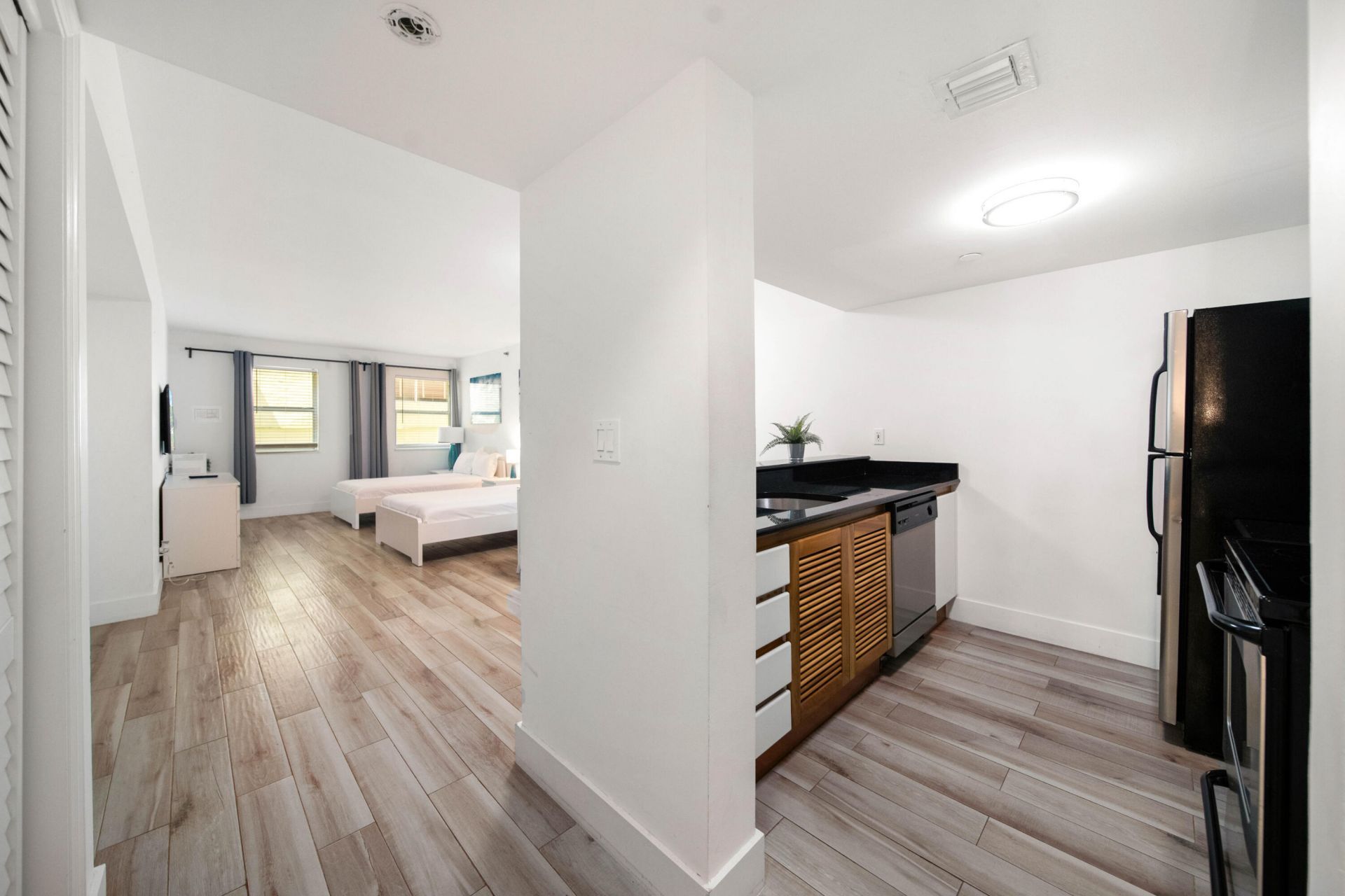 834 Ocean Drive, Unit 406, Miami Beach, FL 33139 Photo