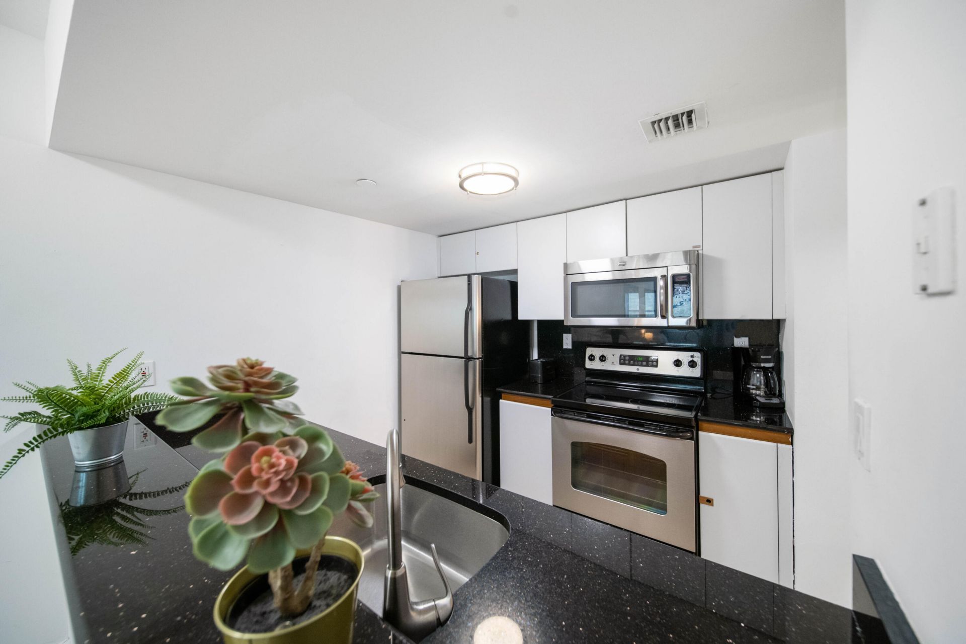 834 Ocean Drive, Unit 406, Miami Beach, FL 33139 Photo