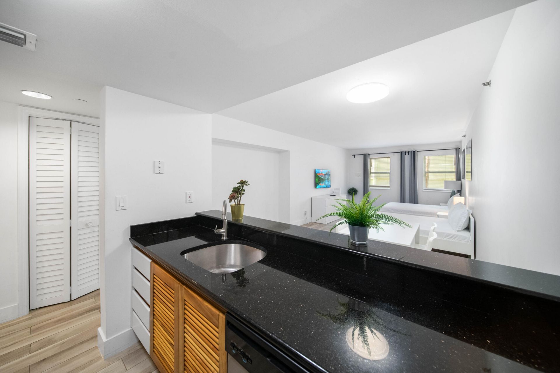 834 Ocean Drive, Unit 406, Miami Beach, FL 33139 Photo