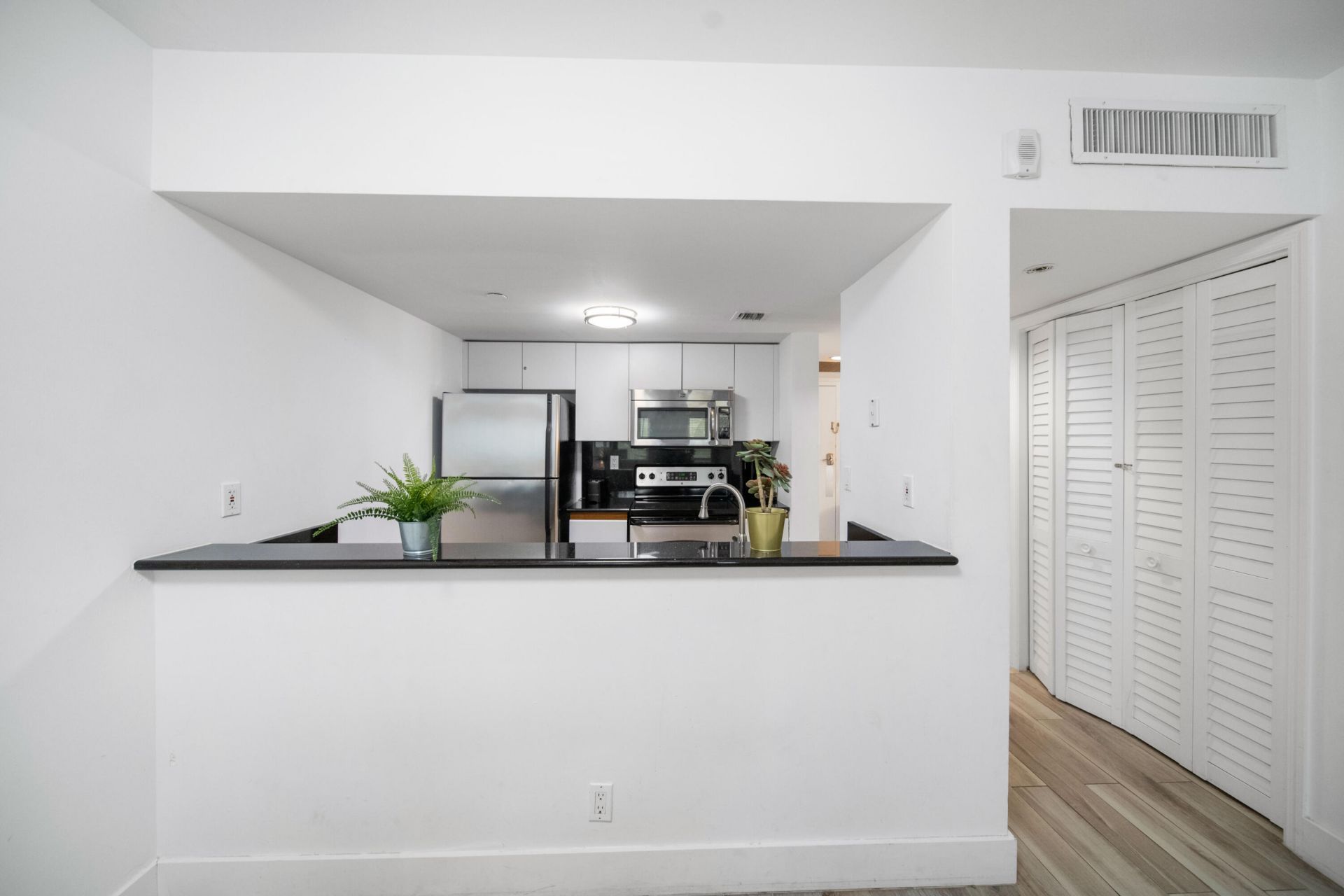 834 Ocean Drive, Unit 406, Miami Beach, FL 33139 Photo