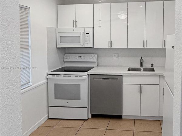 7897 Golf Cir Dr, Unit 306, Margate, FL 33063