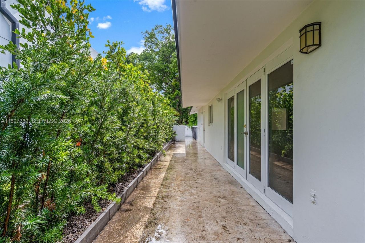 50 SW 26th Rd, Miami, FL 33129 Photo