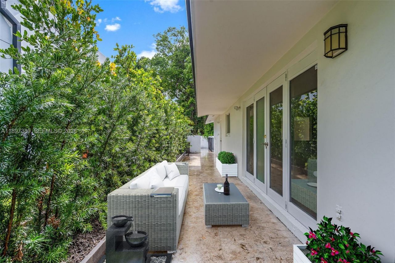 50 SW 26th Rd, Miami, FL 33129 Photo