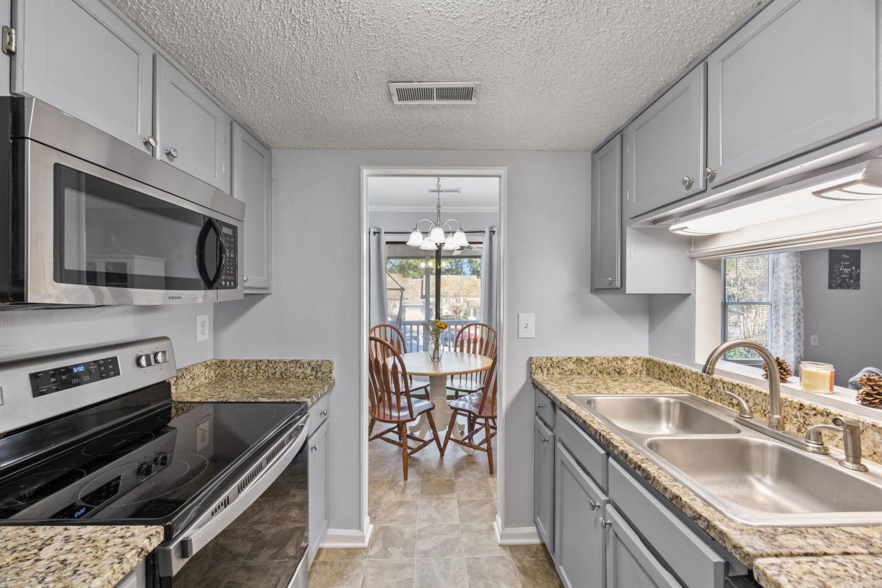 405 Sunnyside Way Photo 7