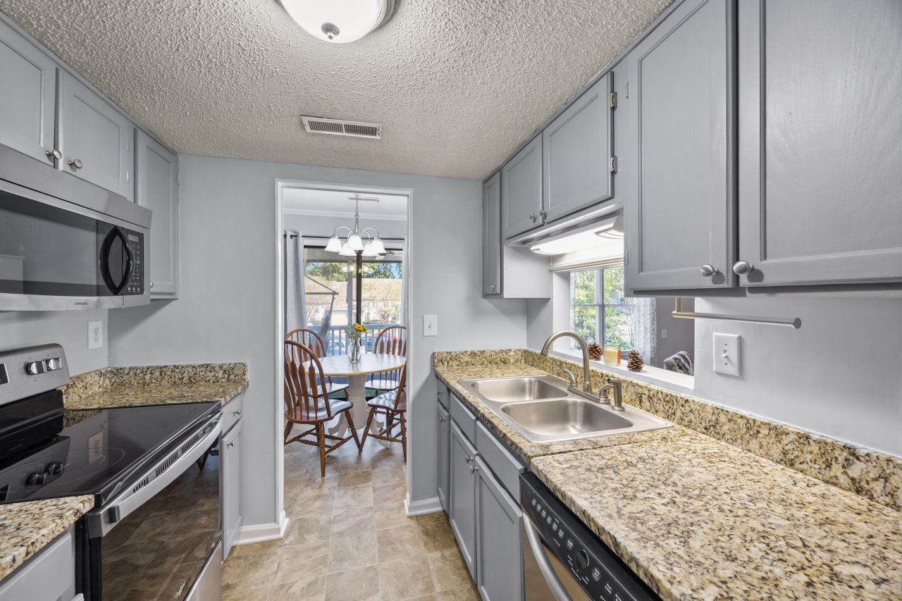 405 Sunnyside Way Photo 8