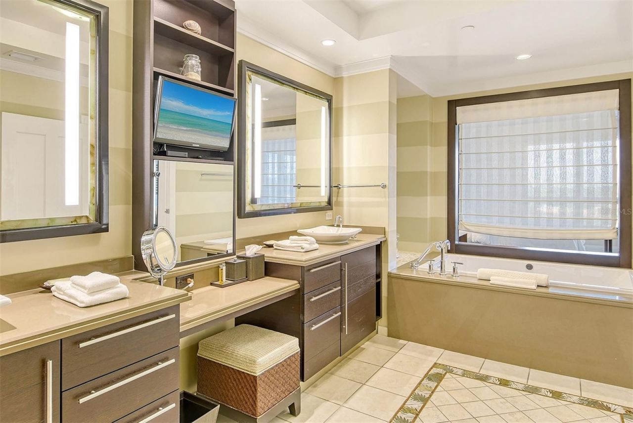 915 Seaside Drive, Unit 606, Weeks, Sarasota, FL 34242 Photo