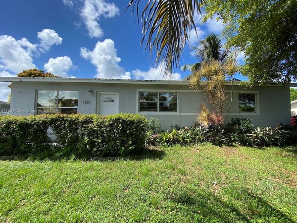 1121 NE 214th St, Miami, FL 33179