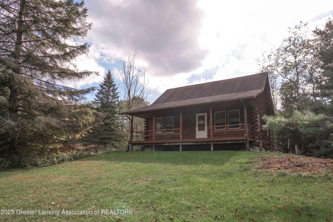 9515 W Moss Road, Fowler, MI 48835 Main Photo