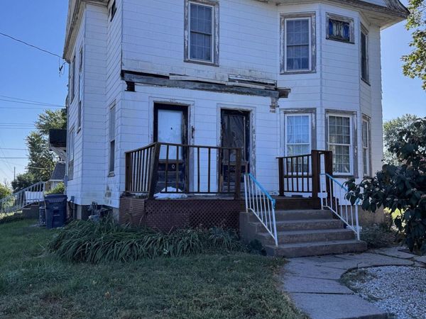 100 S MARSHALL ST, Burlington, IA 52601