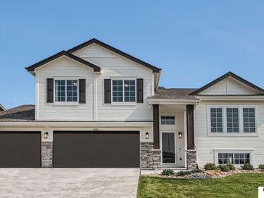 10570 Portage Drive, Papillion, NE 68046