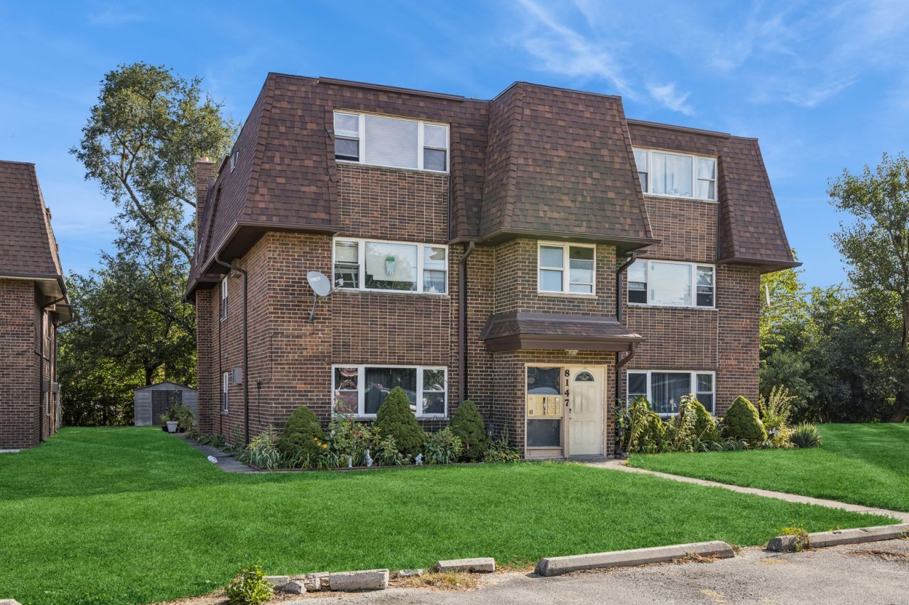 8147 Ogden Avenue, Lyons, IL 60534