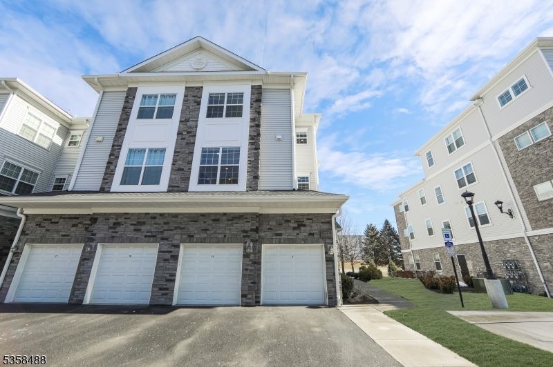 17 Veterans Way, Morris Plains, NJ 07950 Main Photo