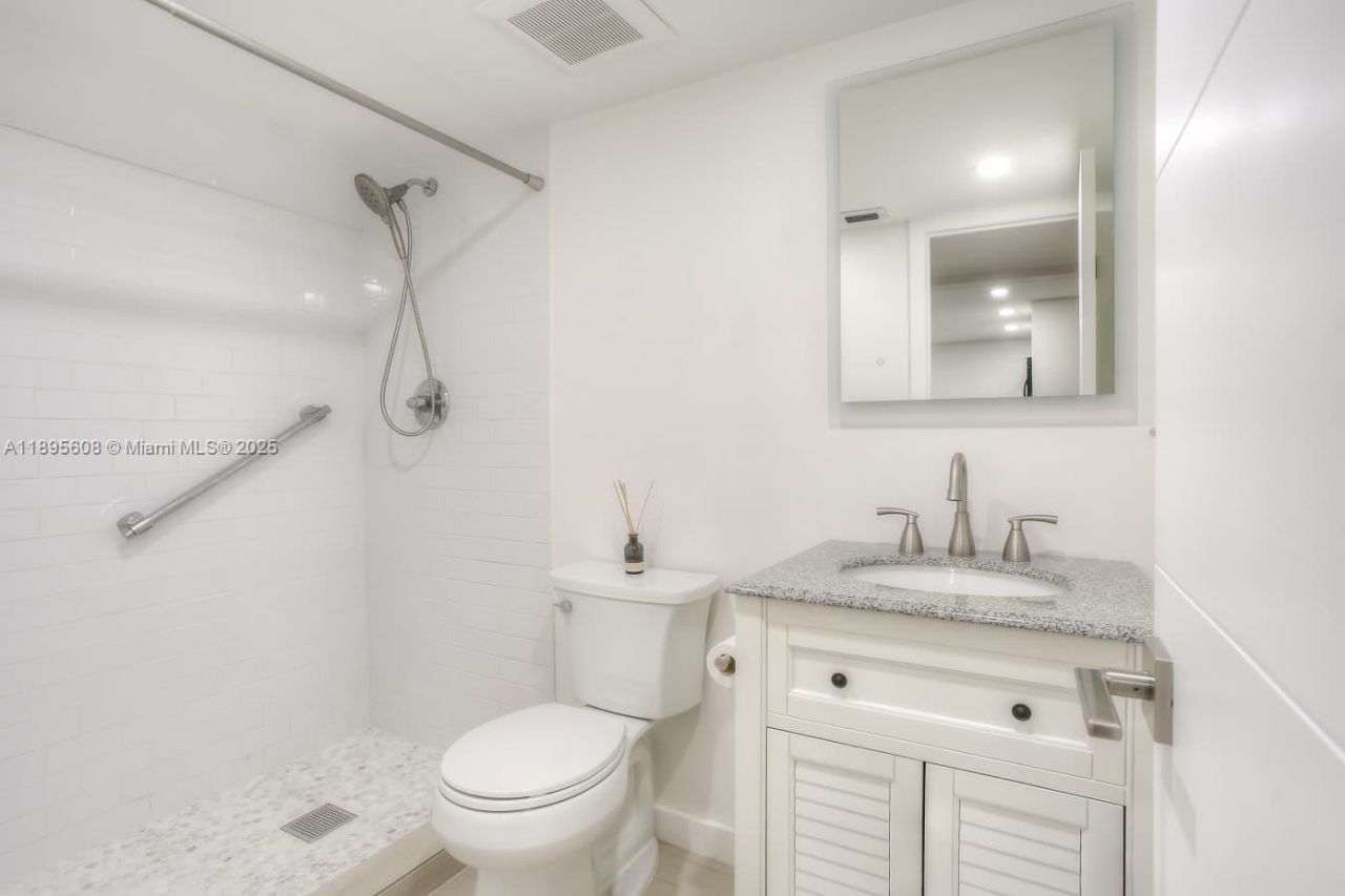 14329 Memorial Hwy, Unit 7-K, Miami, FL 33161 Photo