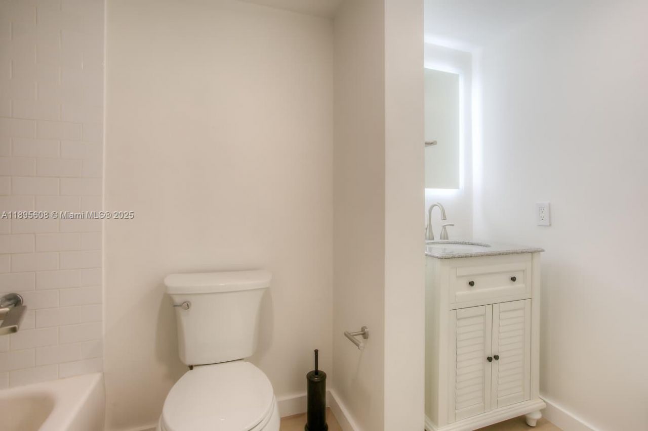 14329 Memorial Hwy, Unit 7-K, Miami, FL 33161 Photo