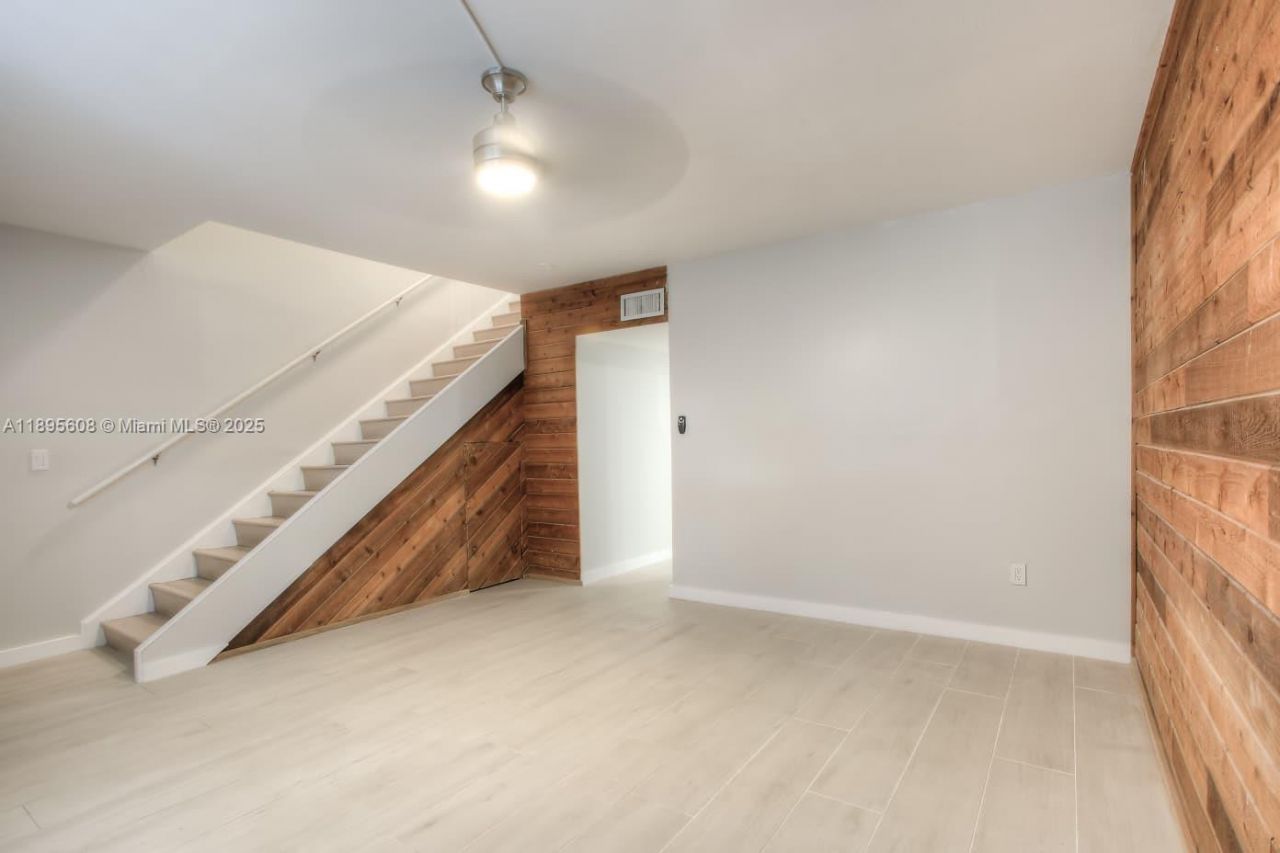 14329 Memorial Hwy, Unit 7-K, Miami, FL 33161 Photo