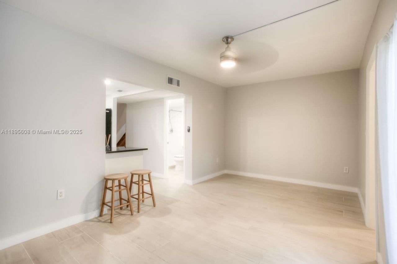 14329 Memorial Hwy, Unit 7-K, Miami, FL 33161 Photo