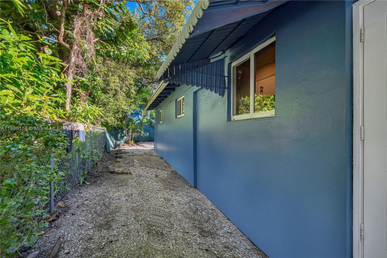 3577 Charles Ave, Miami, FL 33133 Photo