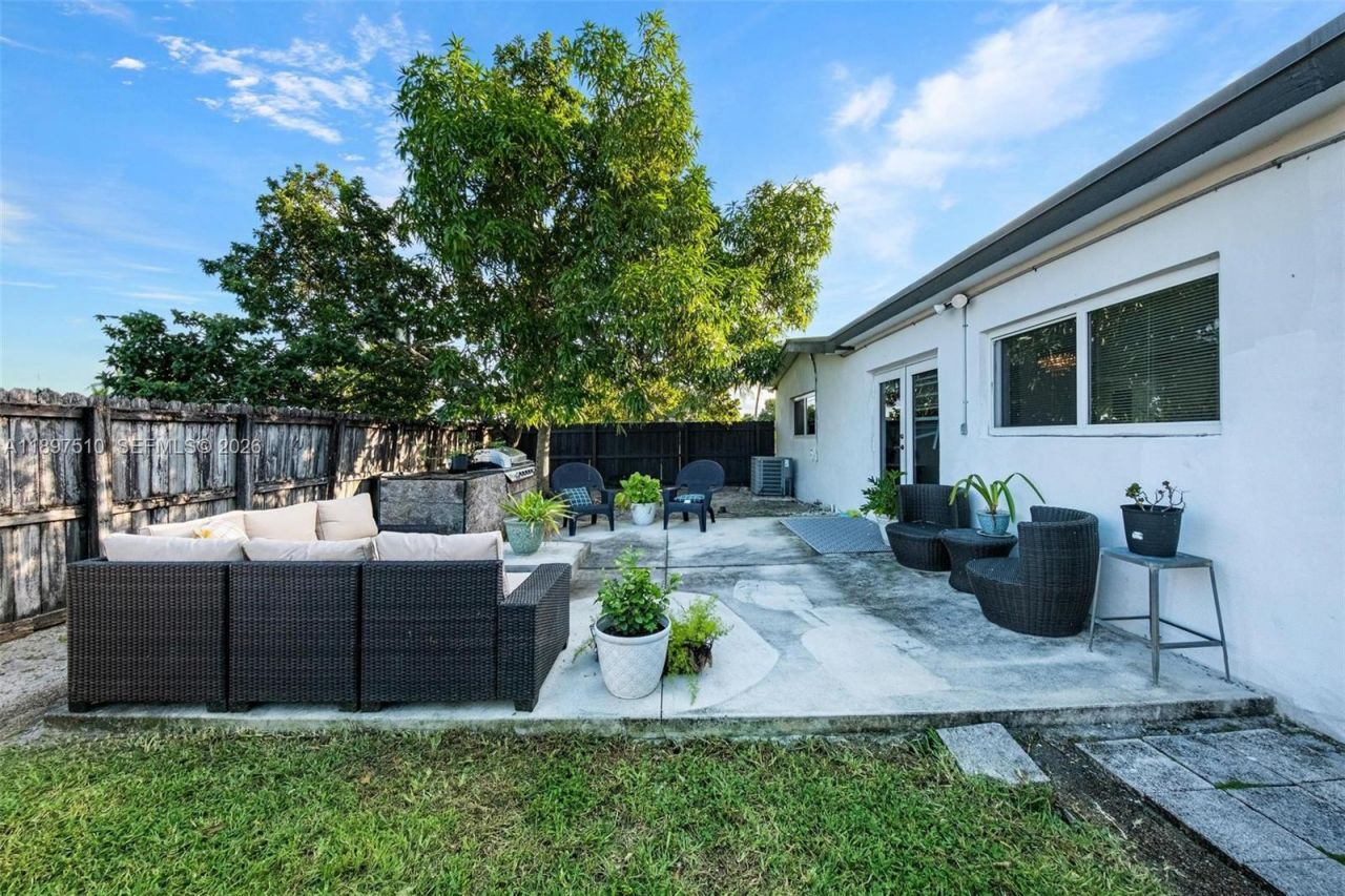 2441 Alcazar Dr, Miramar, FL 33023 Photo