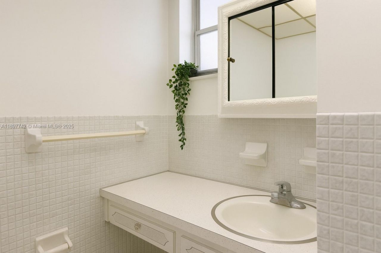 215 SE 3rd Ave, Unit 304B, Hallandale Beach, FL 33009 Photo