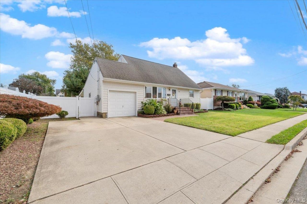 186 11th Street, Bethpage, NY 11714 Main Photo