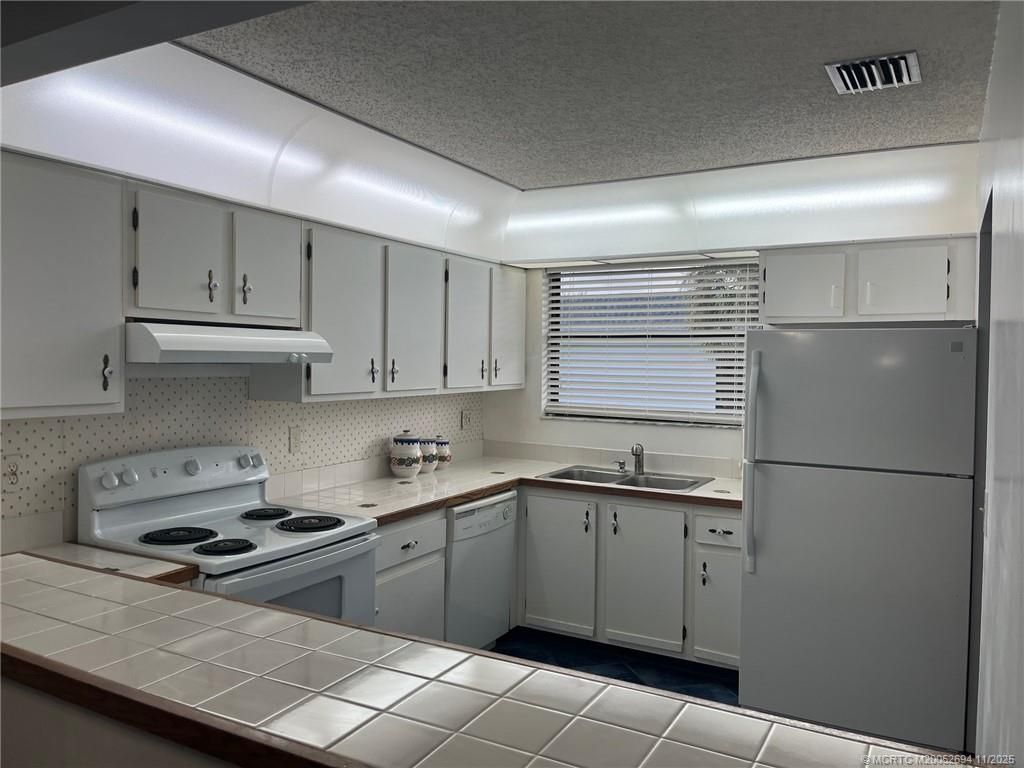 1290 SE Parkview Place, Unit A9, Stuart, FL 34994 Photo