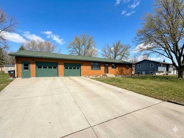 804 6th Avenue SE, Pipestone, MN 56164