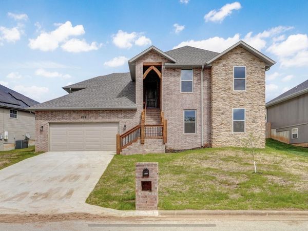 836 S Black Sands Avenue , Nixa, MO 65714
