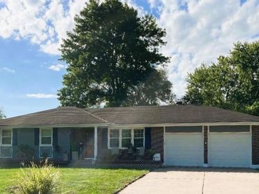 102 SW Moore Court, Blue Springs, MO 64014