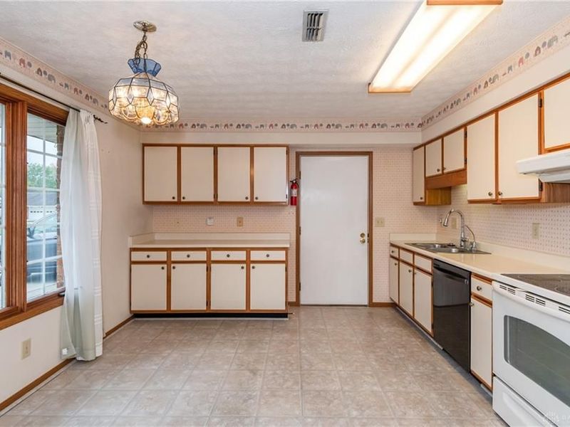 5907 Beech Court, Dayton, OH 45424 Photo 8