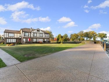 203 Lac Sainte Claire Drive, St. Clair Shores, MI 48082