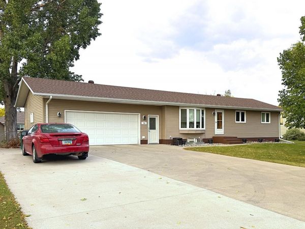 704 3rd Avenue NE, Hillsboro, ND 58045
