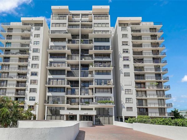 801 N Venetian Dr, Unit 903, Miami, FL 33139