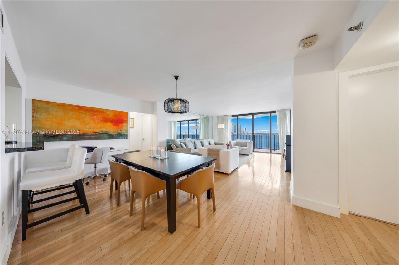 801 N Venetian Dr, Unit 903, Miami, FL 33139 Photo