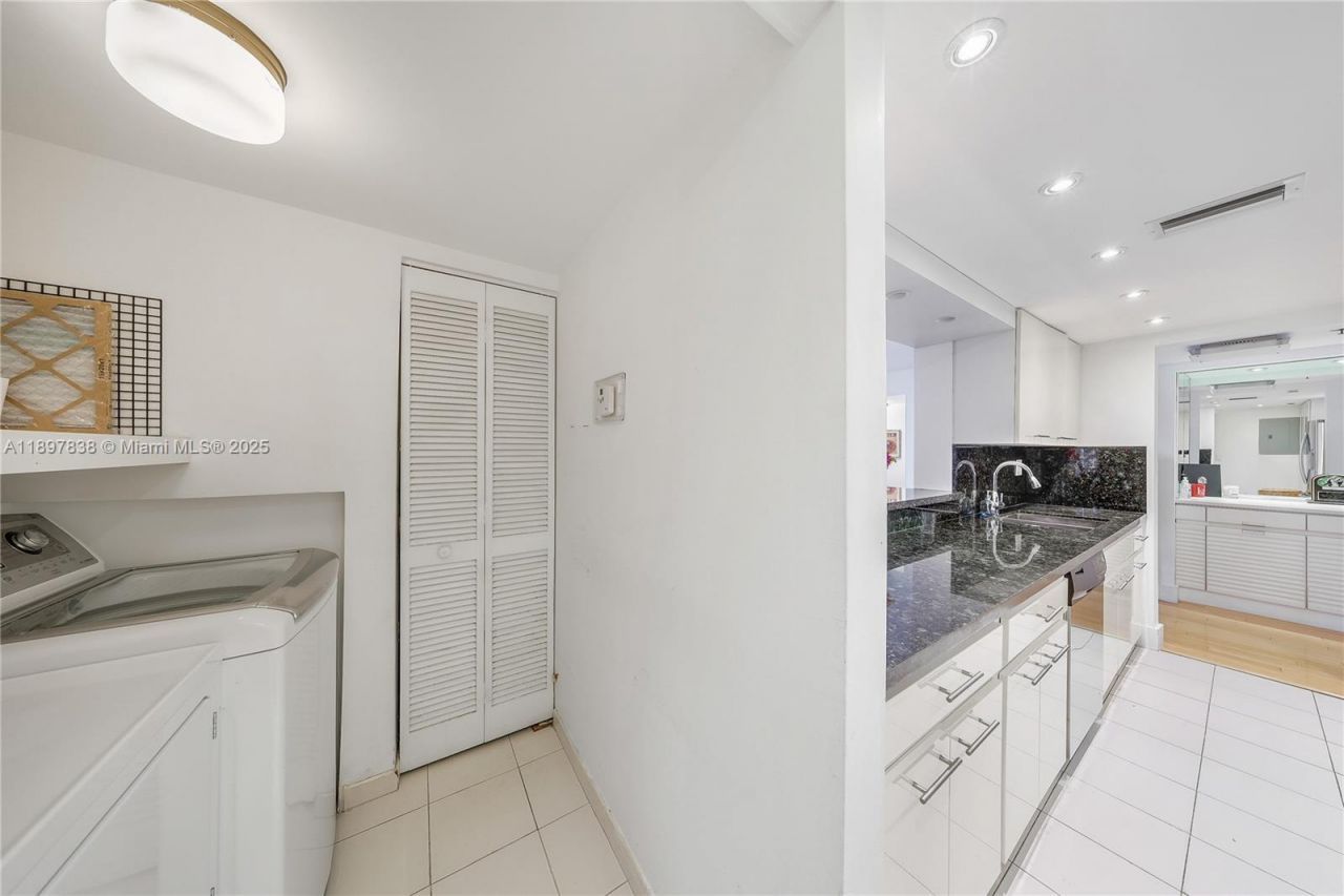 801 N Venetian Dr, Unit 903, Miami, FL 33139 Photo
