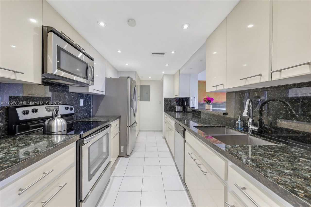 801 N Venetian Dr, Unit 903, Miami, FL 33139 Photo