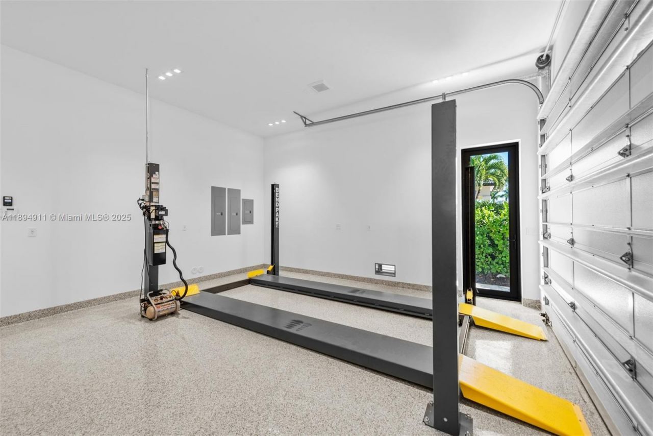 478 Tamarind Dr, Hallandale Beach, FL 33009 Photo