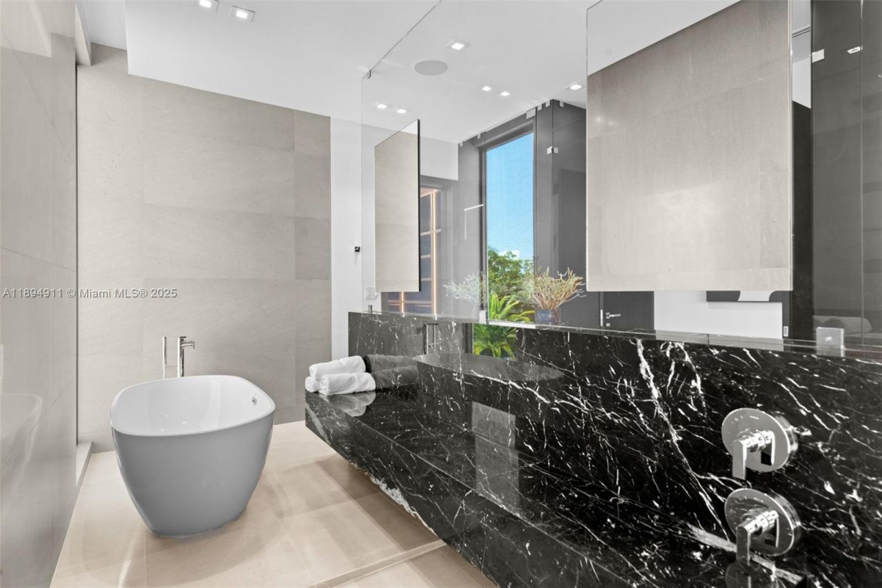 478 Tamarind Dr, Hallandale Beach, FL 33009 Photo