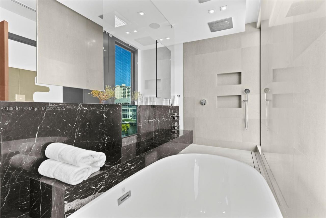 478 Tamarind Dr, Hallandale Beach, FL 33009 Photo